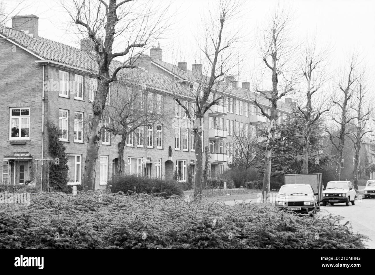 Wohnungen Pa Verkuijllaan, Badhoevedorp, Building Houses and Houses, Badhoevedorp, Pa Verkuyllaan, 27-12-1978, Whizgle News from the Past, maßgeschneidert für die Zukunft. Erkunden Sie historische Geschichten, das Image der niederländischen Agentur aus einer modernen Perspektive, die die Lücke zwischen den Ereignissen von gestern und den Erkenntnissen von morgen überbrückt. Eine zeitlose Reise, die die Geschichten prägt, die unsere Zukunft prägen Stockfoto