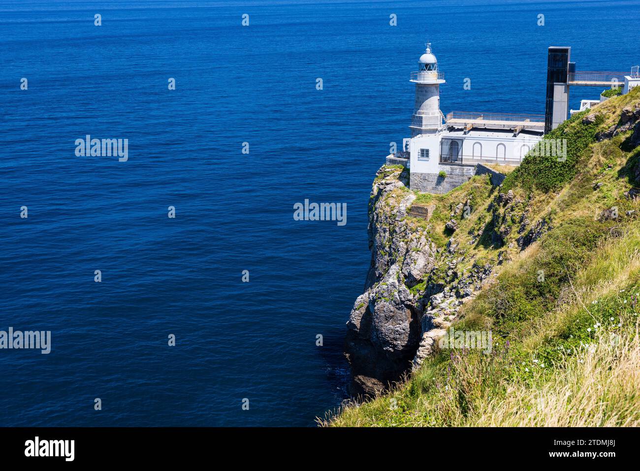 Santa Catalina de Lekeitio Leuchtturm auf einem Felsen und dem Atlantischen Ozean. Lekeitio, Bizkaia, Baskenland, Spanien. Stockfoto