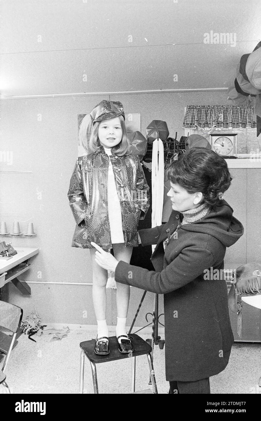 Kinderbekleidung Boutique, Kleidung, 04-02-1971, Whizgle News from the Past, maßgeschneidert für die Zukunft. Erkunden Sie historische Geschichten, das Image der niederländischen Agentur aus einer modernen Perspektive, die die Lücke zwischen den Ereignissen von gestern und den Erkenntnissen von morgen überbrückt. Eine zeitlose Reise, die die Geschichten prägt, die unsere Zukunft prägen Stockfoto
