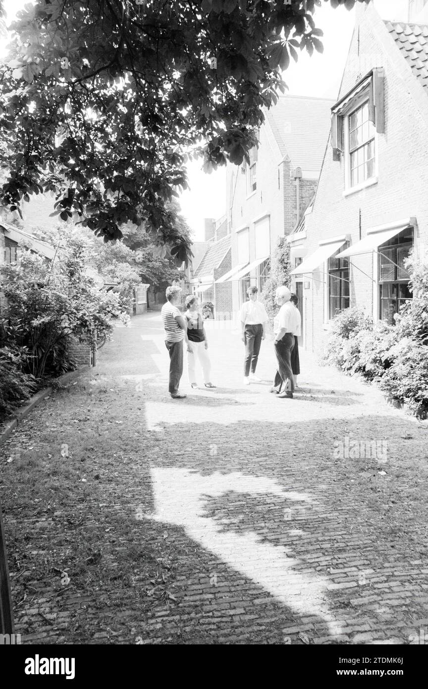 Innenhof des Stadtarchivs, Haarlem, Nederland, 27-06-1986, Whizgle News from the Past, zugeschnitten auf die Zukunft. Erkunden Sie historische Geschichten, das Image der niederländischen Agentur aus einer modernen Perspektive, die die Lücke zwischen den Ereignissen von gestern und den Erkenntnissen von morgen überbrückt. Eine zeitlose Reise, die die Geschichten prägt, die unsere Zukunft prägen Stockfoto