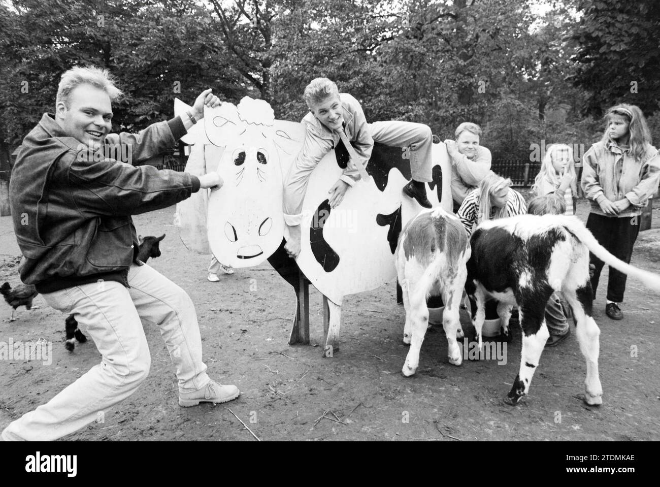 Drei junge Männer, mit Spielkuh und zwei Kälbern („Radio Hitsig“), 18-10-1990, Whizgle News from the Past, zugeschnitten auf die Zukunft. Erkunden Sie historische Geschichten, das Image der niederländischen Agentur aus einer modernen Perspektive, die die Lücke zwischen den Ereignissen von gestern und den Erkenntnissen von morgen überbrückt. Eine zeitlose Reise, die die Geschichten prägt, die unsere Zukunft prägen Stockfoto