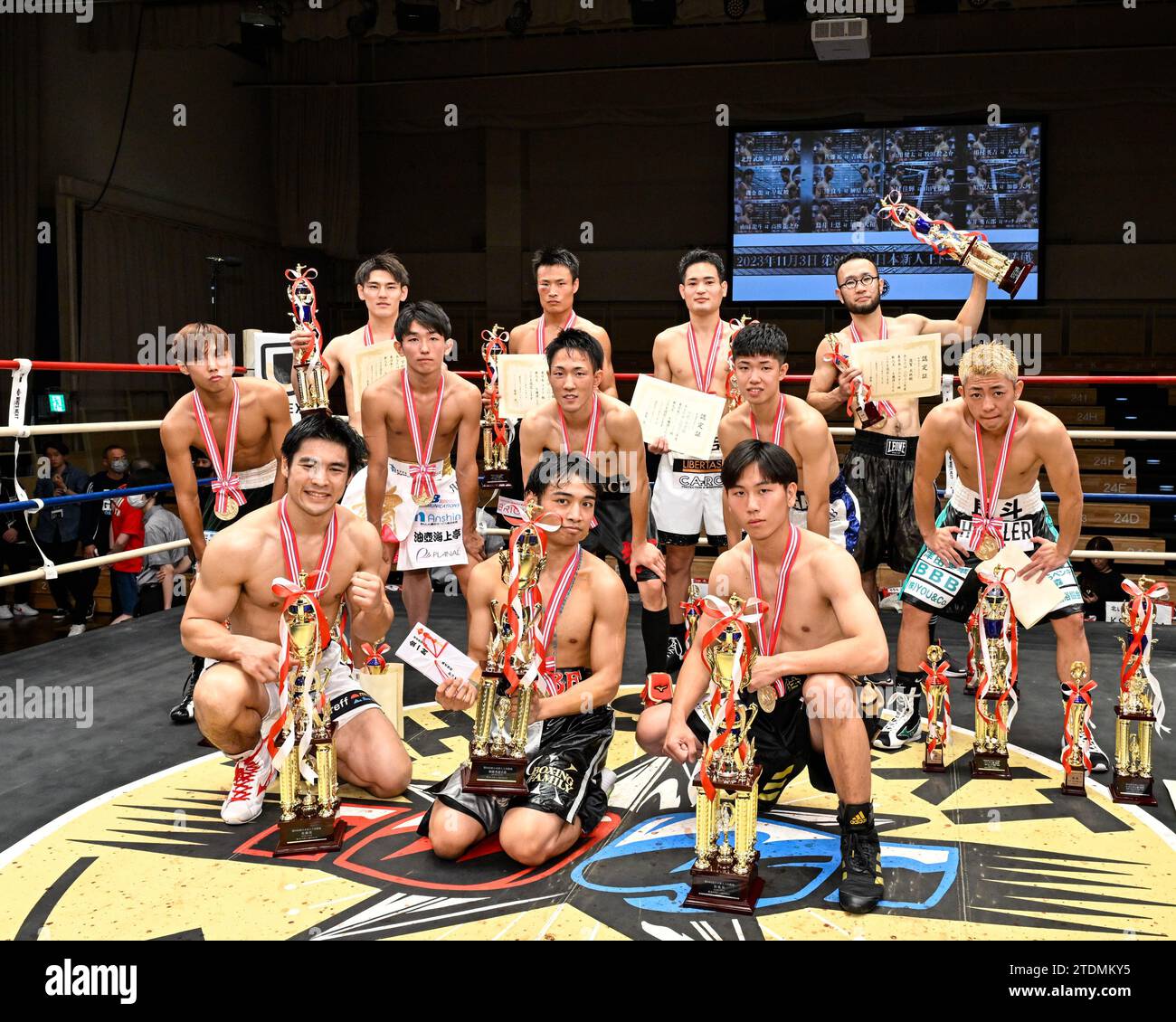 Tokio, Japan. November 2023. Die Gewinner posieren mit ihren Trophäen nach dem Finale des East Japan Rookie of the Year-Turniers 2023 in der Korakuen Hall in Tokio, Japan, 3. November 2023. Quelle: Hiroaki Finito Yamaguchi/AFLO/Alamy Live News Stockfoto