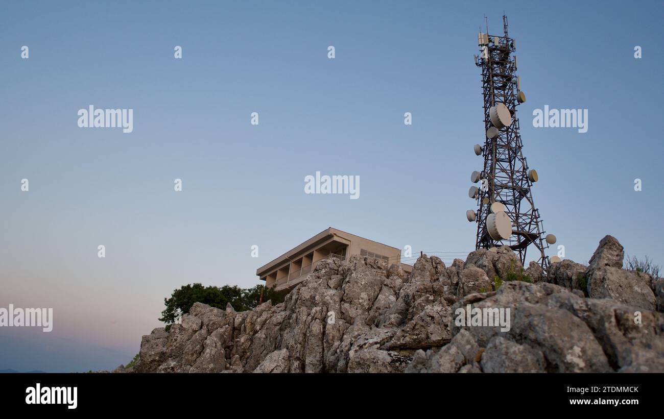 Radar- und Mobiltelefonsignalstation. Radio- und Satellitensignalantenne auf dem felsigen Berggipfel installiert. Radarstation Iztuzu. Stockfoto