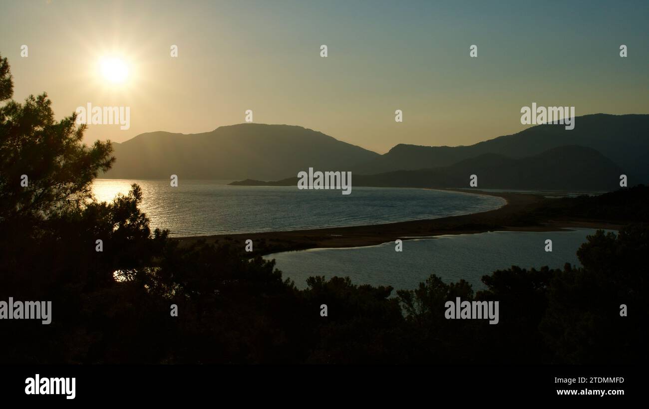 Sonnenuntergang am Strand von Iztuzu mit Drohnenaufnahme. Strand von Dalyan und Iztuzu im Stadtteil Ortaca von Muğla. Iztuzu, das Laichgebiet von Caretta Carettas. Stockfoto