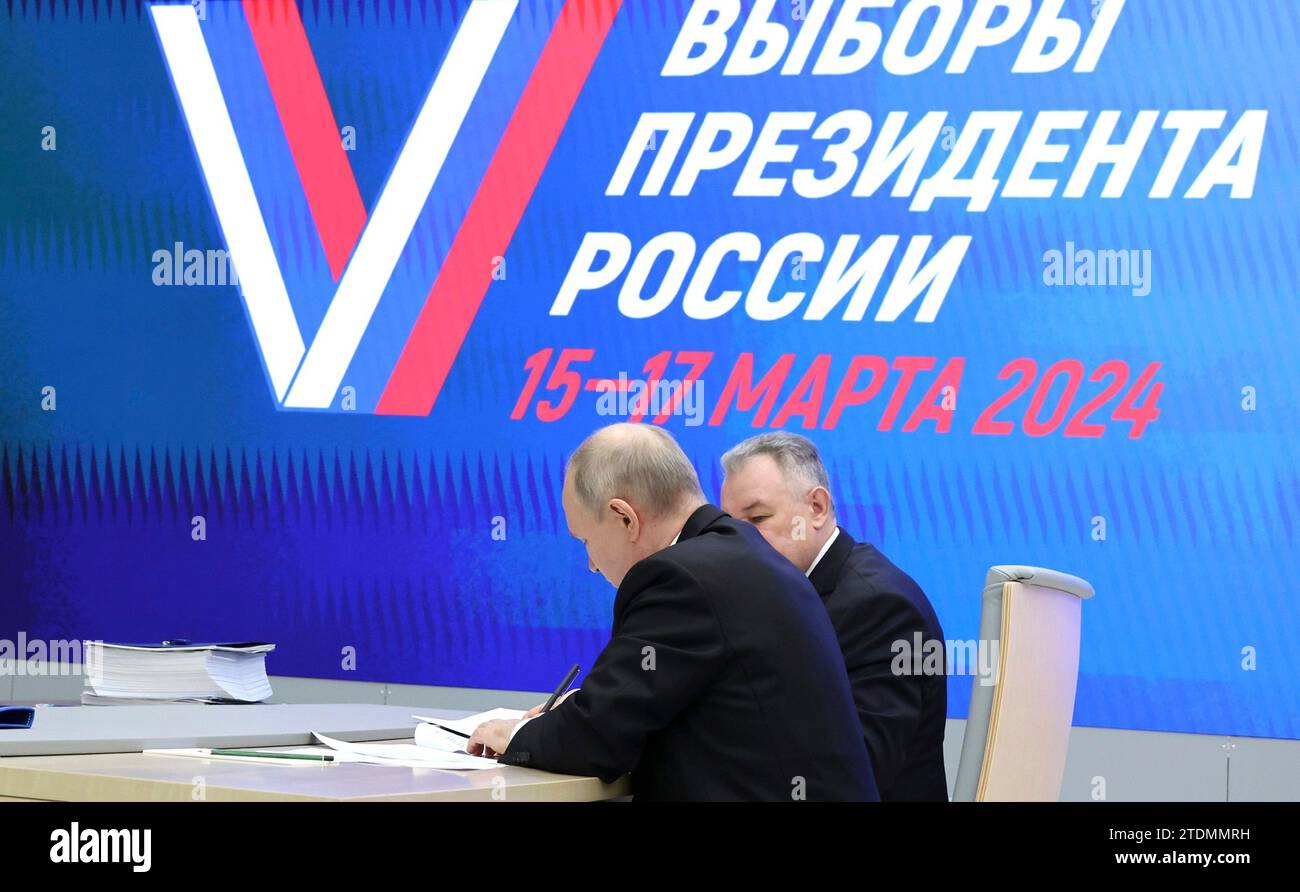 Moskau, Russland. Dezember 2023. Der russische Präsident Wladimir Putin, rechts, legt seine Dokumente vor, um als Kandidat bei den anstehenden russischen Präsidentschaftswahlen 2024 bei der Zentralen Wahlkommission am 18. Dezember 2023 in Moskau, Russland, registriert zu werden. Quelle: Russischer Ratsvorsitz/Kreml Pool/Alamy Live News Stockfoto