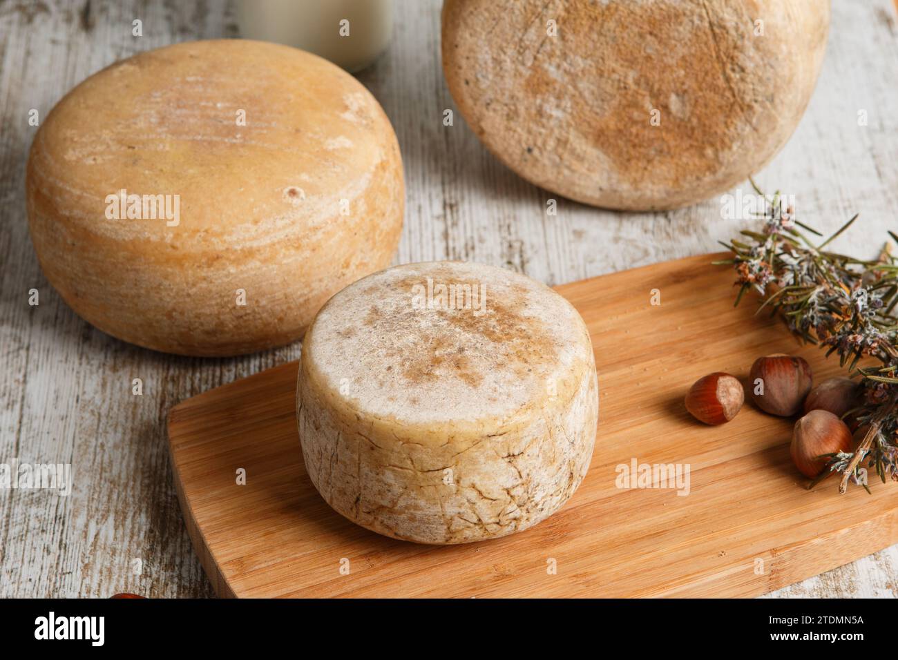 Handwerklicher und natürlicher Vollkäse, auf Holzbrett und ohne Etiketten. Anzeigenbereich für Text. Stockfoto