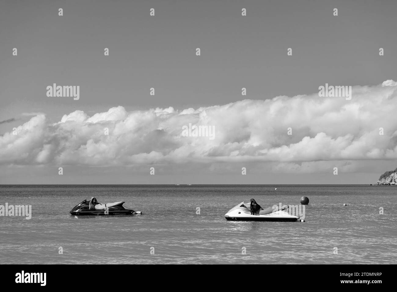Sommerurlaub Jetski. Sommerurlaub Jetski am Meer. Sommerurlaub Jetski am Meer. Foto eines Sommerurlaubs mit Jetski am Strand Stockfoto
