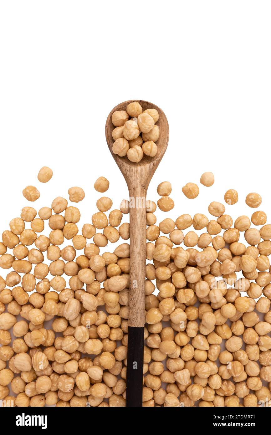 Haufen Haselnüsse im Löffel isoliert auf weißem Hintergrund mit Schneideweg, Draufsicht, Konzept des gesunden Frühstücks, veganer Essensrahmen Stockfoto