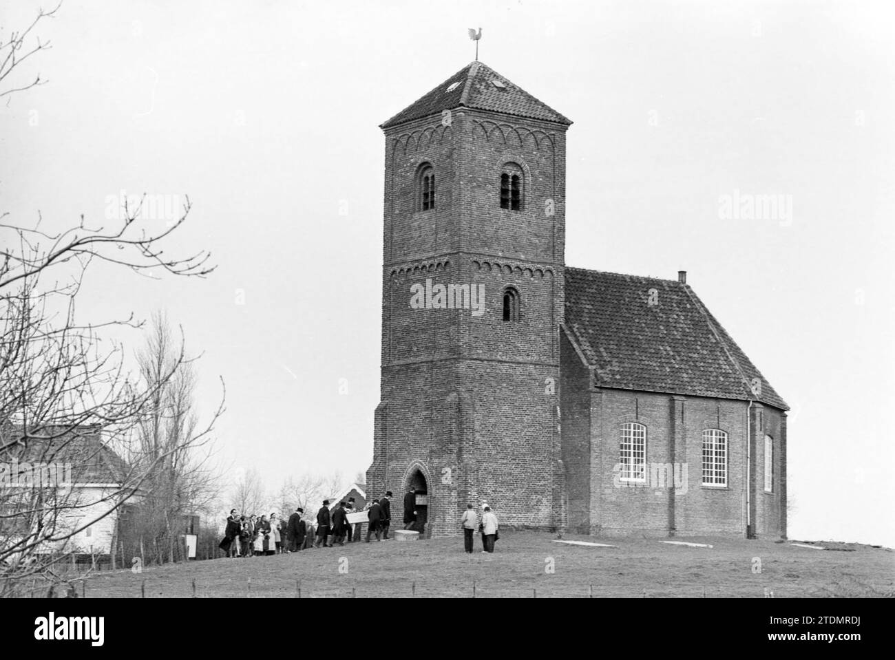 Beerdigung Mrs. Der Raven Stumpy Tower, Stompetoren, 05-03-1991, Whizgle News aus der Vergangenheit, zugeschnitten auf die Zukunft. Erkunden Sie historische Geschichten, das Image der niederländischen Agentur aus einer modernen Perspektive, die die Lücke zwischen den Ereignissen von gestern und den Erkenntnissen von morgen überbrückt. Eine zeitlose Reise, die die Geschichten prägt, die unsere Zukunft prägen Stockfoto