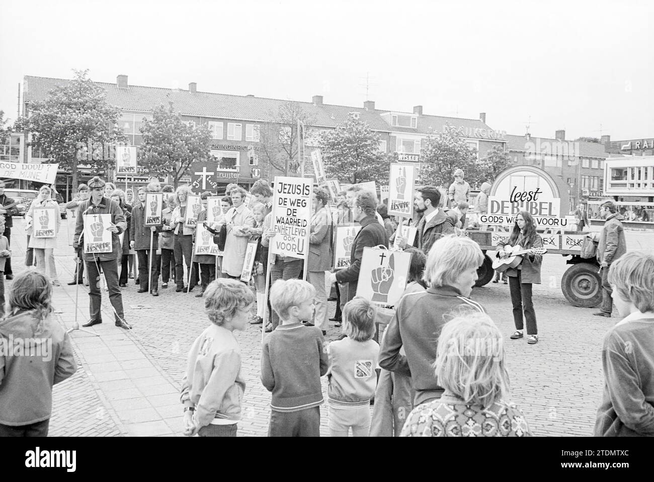 Jesus-Prozession, Prozessionen, 27-05-1972, Whizgle News aus der Vergangenheit, zugeschnitten auf die Zukunft. Erkunden Sie historische Geschichten, das Image der niederländischen Agentur aus einer modernen Perspektive, die die Lücke zwischen den Ereignissen von gestern und den Erkenntnissen von morgen überbrückt. Eine zeitlose Reise, die die Geschichten prägt, die unsere Zukunft prägen Stockfoto