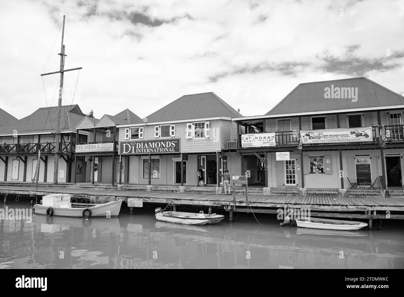 St. Johns, Antigua und Barbuda - 15. Januar 2016: Bau von Häusern im Kreuzfahrthafen mit angedockten Booten Stockfoto