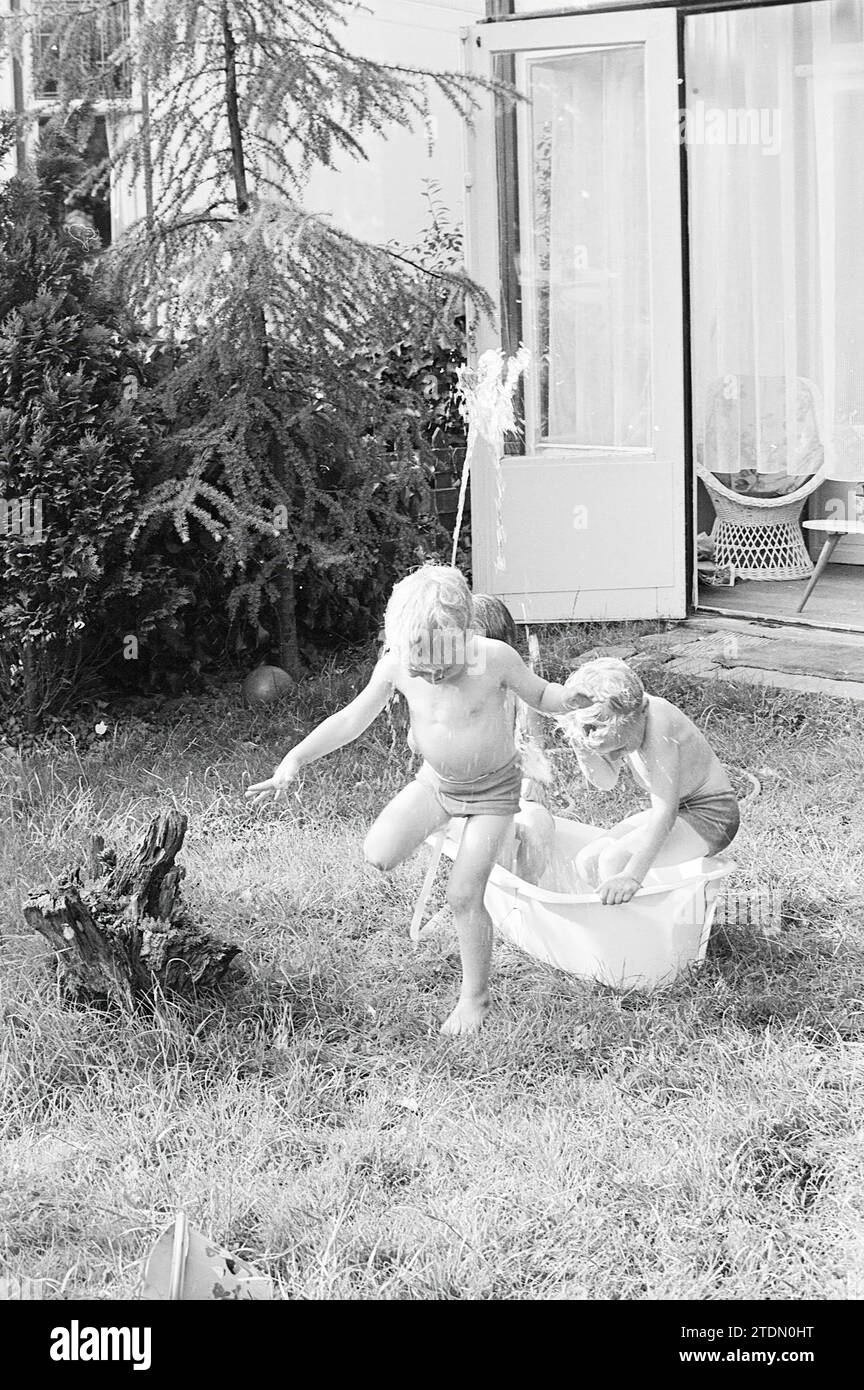 Sommerfoto, Sommerfotos, 01-07-1968, Whizgle News aus der Vergangenheit, maßgeschneidert für die Zukunft. Erkunden Sie historische Geschichten, das Image der niederländischen Agentur aus einer modernen Perspektive, die die Lücke zwischen den Ereignissen von gestern und den Erkenntnissen von morgen überbrückt. Eine zeitlose Reise, die die Geschichten prägt, die unsere Zukunft prägen Stockfoto