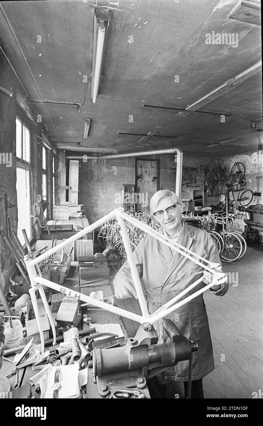 R.I.H. Bicycles Butane - Amsterdam., Biccycles, Pfade, 03-07-1974, Whizgle News from the Past, maßgeschneidert für die Zukunft. Erkunden Sie historische Geschichten, das Image der niederländischen Agentur aus einer modernen Perspektive, die die Lücke zwischen den Ereignissen von gestern und den Erkenntnissen von morgen überbrückt. Eine zeitlose Reise, die die Geschichten prägt, die unsere Zukunft prägen Stockfoto