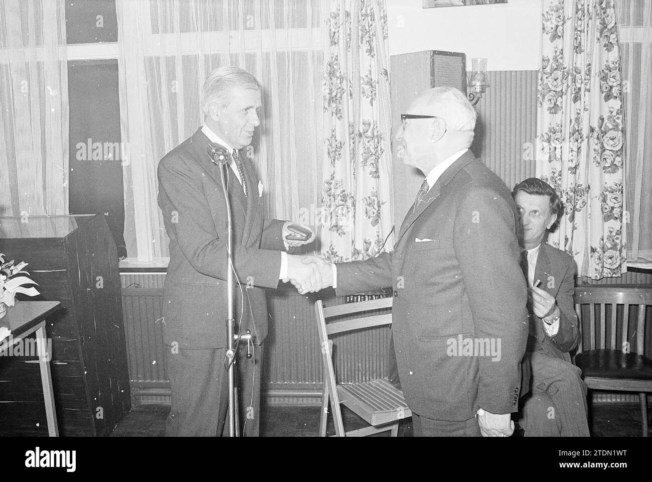 Preisverleihung durch Bürgermeister F.Th. Deichmeister von Haarlemmermeer, 24.09.1969, Whizgle News aus der Vergangenheit, zugeschnitten auf die Zukunft. Erkunden Sie historische Geschichten, das Image der niederländischen Agentur aus einer modernen Perspektive, die die Lücke zwischen den Ereignissen von gestern und den Erkenntnissen von morgen überbrückt. Eine zeitlose Reise, die die Geschichten prägt, die unsere Zukunft prägen Stockfoto