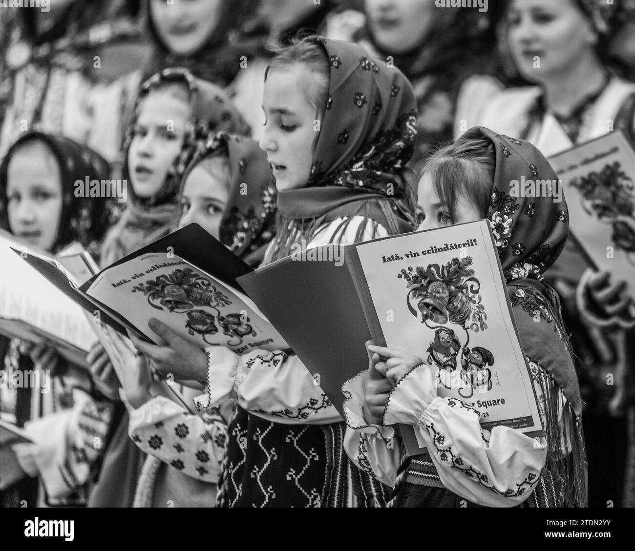 Das echte Rumänien: Schwarz-weiß-Bild junger Rumänen, die Lieder auf dem Trafalgar-Platz singen. Stockfoto