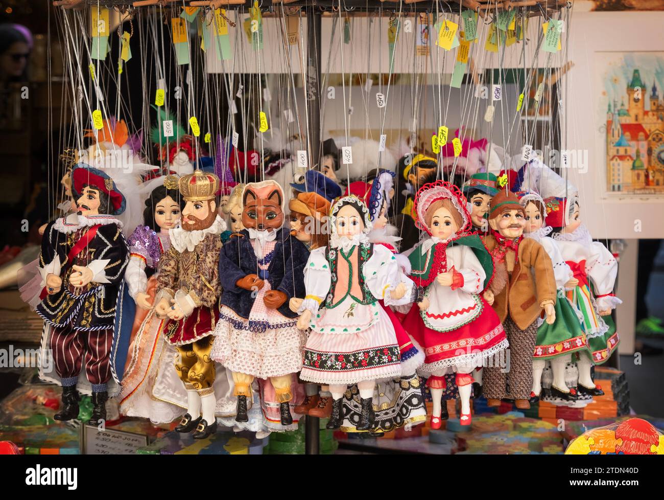 Vor Ort hergestellte Marionetten zum Verkauf bei Ceske Hracky U Zlateho IVA in Prag, Tschechische Republik. Stockfoto