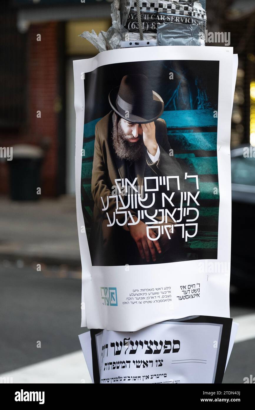 Ein jiddisches Schild in Brooklyn, das um Spenden bittet, um Bewohnern zu helfen, emotionale Probleme und dunkle Zeiten zu haben. Stockfoto