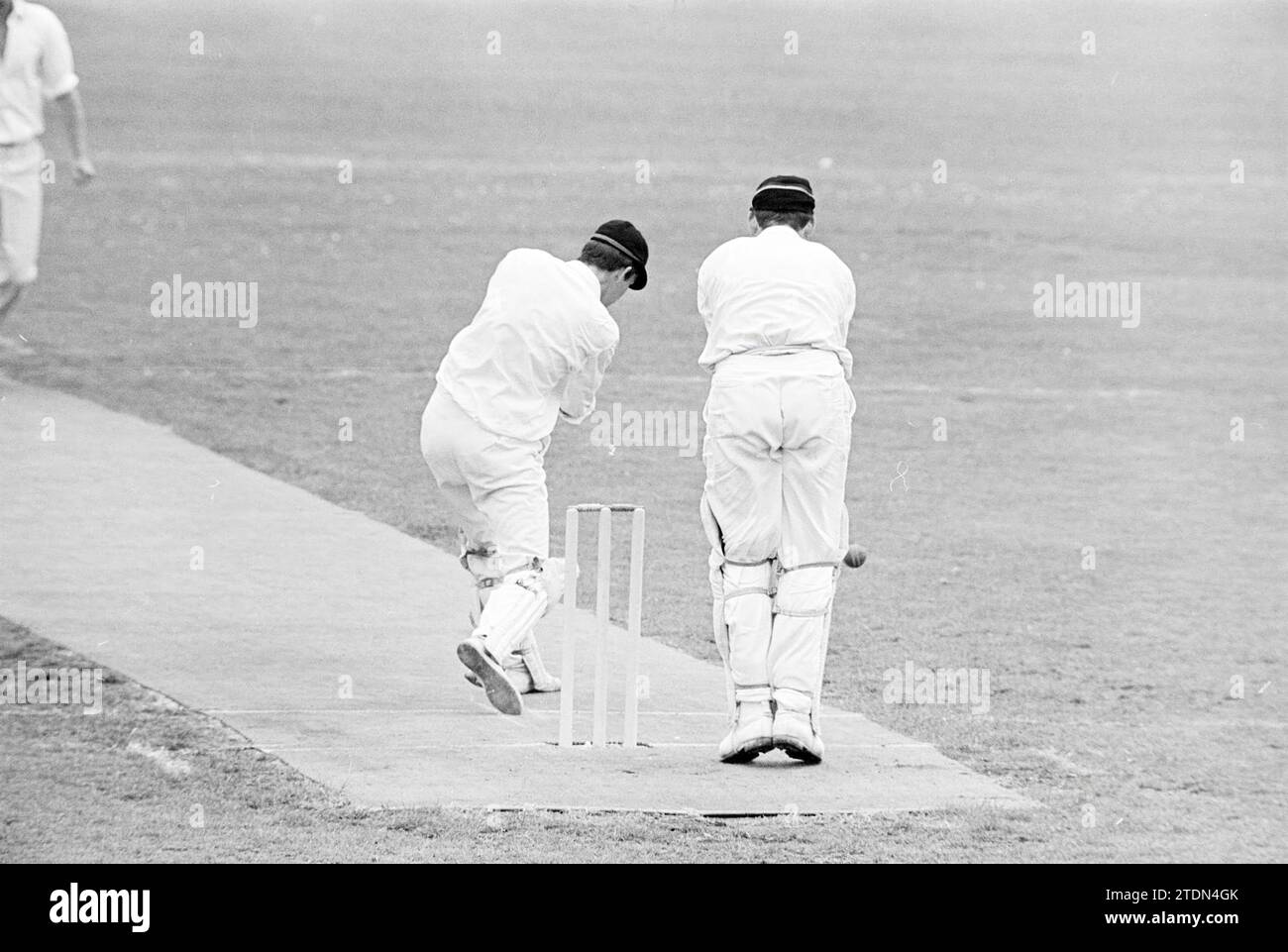 Cricket Match, Whizgle News aus der Vergangenheit, maßgeschneidert für die Zukunft. Erkunden Sie historische Geschichten, das Image der niederländischen Agentur aus einer modernen Perspektive, die die Lücke zwischen den Ereignissen von gestern und den Erkenntnissen von morgen überbrückt. Eine zeitlose Reise, die die Geschichten prägt, die unsere Zukunft prägen Stockfoto