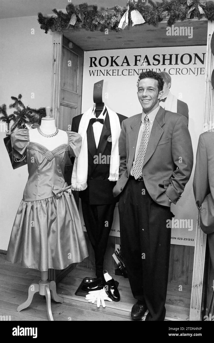 Partykleidung, Roka Fashion, Haarlem, Niederlande, 19-12-1993, Whizgle News aus der Vergangenheit, zugeschnitten auf die Zukunft. Erkunden Sie historische Geschichten, das Image der niederländischen Agentur aus einer modernen Perspektive, die die Lücke zwischen den Ereignissen von gestern und den Erkenntnissen von morgen überbrückt. Eine zeitlose Reise, die die Geschichten prägt, die unsere Zukunft prägen Stockfoto