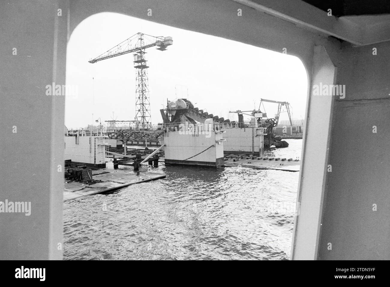 Werft Stapel Spaarndam, Spaarndam, Schiffe, 15-11-1978, Whizgle News aus der Vergangenheit, zugeschnitten auf die Zukunft. Erkunden Sie historische Geschichten, das Image der niederländischen Agentur aus einer modernen Perspektive, die die Lücke zwischen den Ereignissen von gestern und den Erkenntnissen von morgen überbrückt. Eine zeitlose Reise, die die Geschichten prägt, die unsere Zukunft prägen Stockfoto