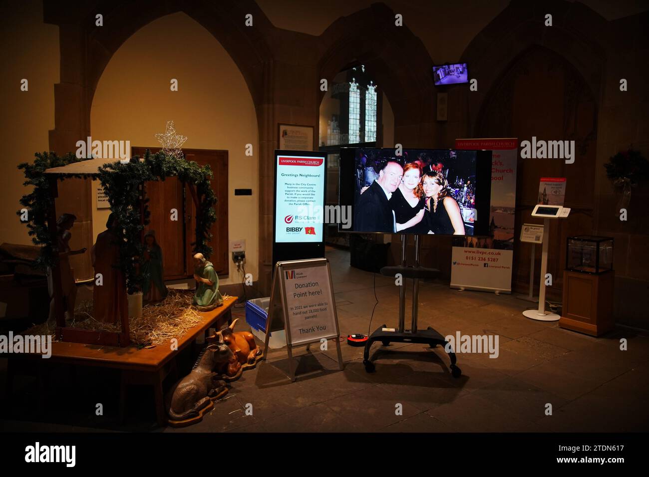 Vor der Beerdigung für den ehemaligen Brookside-Schauspieler Dean Sullivan in der Liverpool Parish Church (Our Lady and St Nicholas) wird ein Foto auf einem Bildschirm angezeigt. Bekannt für die Rolle von Jimmy Corkhill in der Mersey TV-Soap, starb der Liverpudlian Schauspieler und Regisseur im Alter von 68 Jahren an einer „kurzen Krankheit“. Bilddatum: Dienstag, 19. Dezember 2023. Stockfoto
