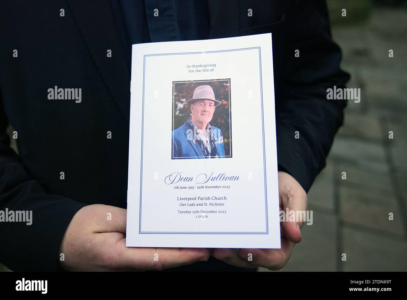 Ein Gottesdienst für die Beerdigung des ehemaligen Schauspielers Dean Sullivan aus Brookside in der Liverpool Parish Church (Our Lady and St Nicholas). Bekannt für die Rolle von Jimmy Corkhill in der Mersey TV-Soap, starb der Liverpudlian Schauspieler und Regisseur im Alter von 68 Jahren an einer „kurzen Krankheit“. Bilddatum: Dienstag, 19. Dezember 2023. Stockfoto