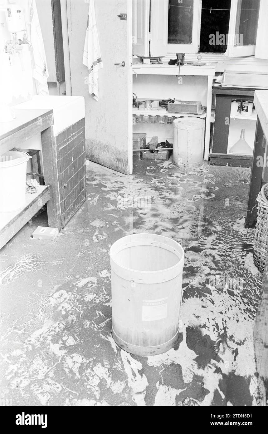 De Boer Fotopresse Agentur flutet, Überschwemmungen, 28-09-1961, Whizgle News aus der Vergangenheit, zugeschnitten auf die Zukunft. Erkunden Sie historische Geschichten, das Image der niederländischen Agentur aus einer modernen Perspektive, die die Lücke zwischen den Ereignissen von gestern und den Erkenntnissen von morgen überbrückt. Eine zeitlose Reise, die die Geschichten prägt, die unsere Zukunft prägen Stockfoto