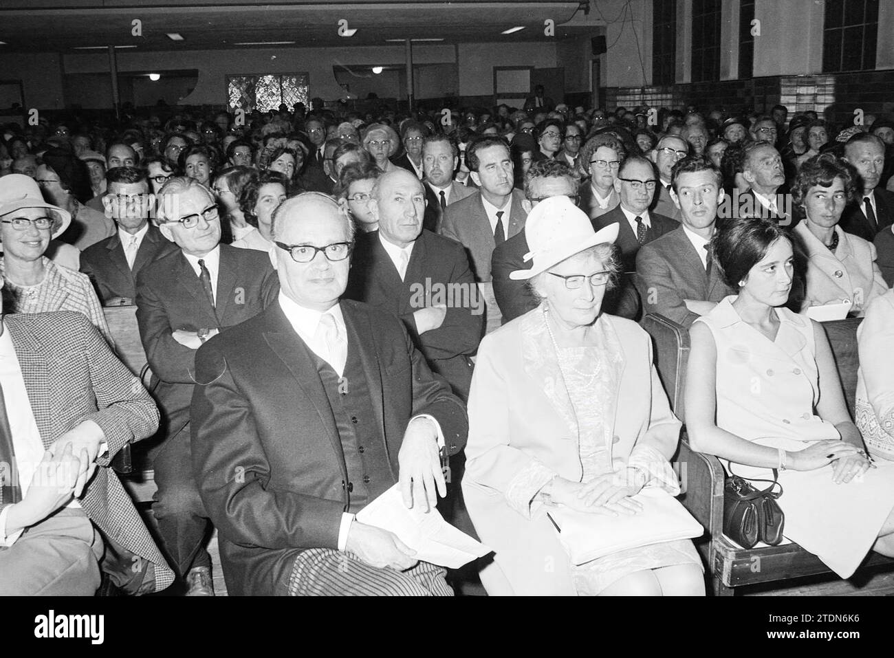 Abschied Pfarrer Diepersloot, Geistlicher, 06-09-1969, Whizgle News aus der Vergangenheit, zugeschnitten auf die Zukunft. Erkunden Sie historische Geschichten, das Image der niederländischen Agentur aus einer modernen Perspektive, die die Lücke zwischen den Ereignissen von gestern und den Erkenntnissen von morgen überbrückt. Eine zeitlose Reise, die die Geschichten prägt, die unsere Zukunft prägen Stockfoto