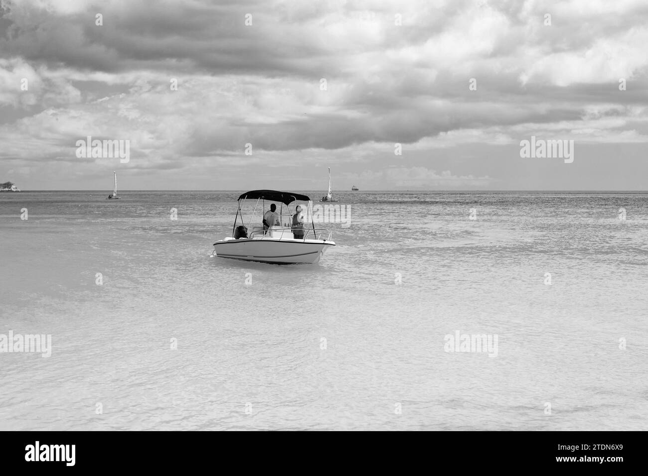 Foto von Sommerurlaubsyachten an der Strandlagune. Sommerferien Yachtfahren. Stockfoto
