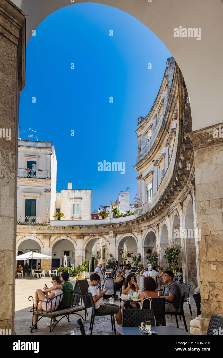 18. August 2023: Martina Franca, Tarent, Apulien, Italien. Dorf mit barocker Architektur. Die wunderschöne Piazza Plebiscito mit ihren charakteristischen Eigenschaften Stockfoto