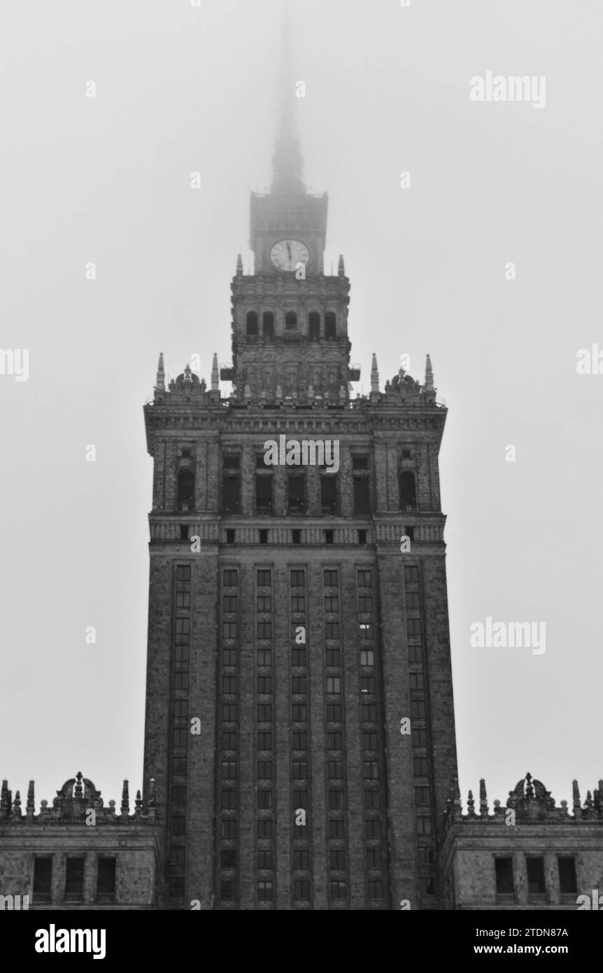 Nebel über dem Kultur- und Wissenschaftspalast in Warschau Stockfoto