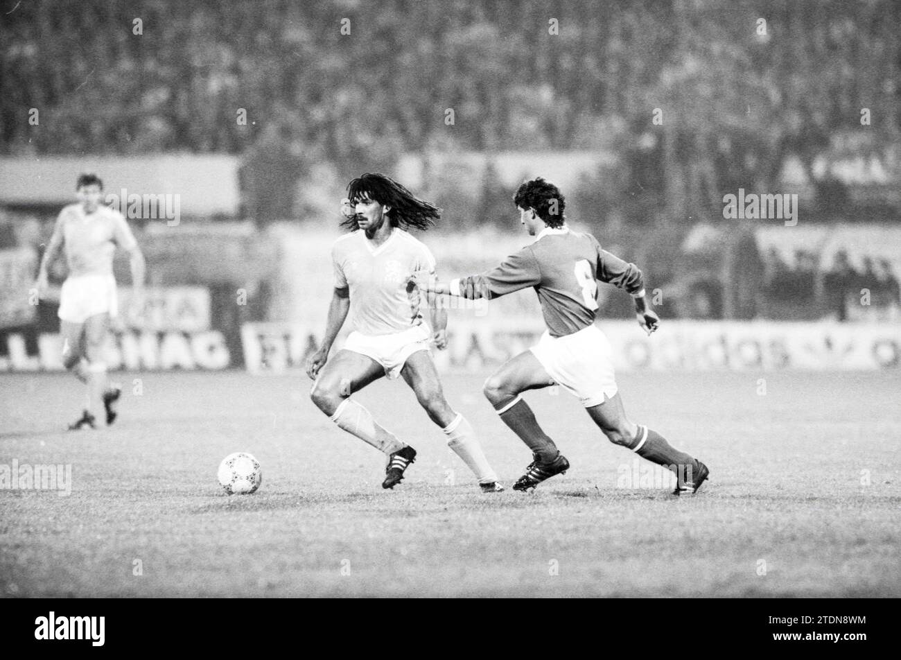 Fußballspiel Niederlande - Zypern, Feyenoord Stadion, Rotterdam, 28.-10-1987, Whizgle News from the Past, maßgeschneidert für die Zukunft. Erkunden Sie historische Geschichten, das Image der niederländischen Agentur aus einer modernen Perspektive, die die Lücke zwischen den Ereignissen von gestern und den Erkenntnissen von morgen überbrückt. Eine zeitlose Reise, die die Geschichten prägt, die unsere Zukunft prägen Stockfoto