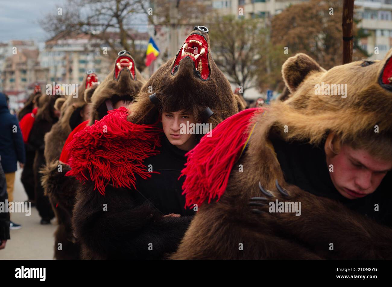 Botosani, Rumänien 17. Dezember 2023: Farbenfroher Teilnehmer in traditioneller rumänischer Kleidung beim Bärentanz in Botosani Traditions Festival, das nimmt Stockfoto