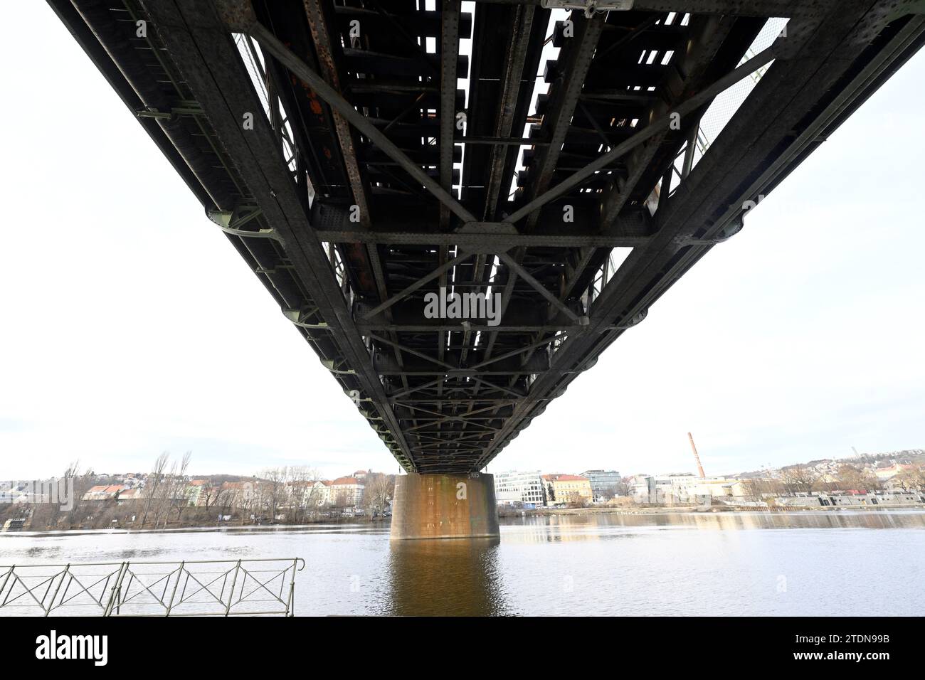 Die Menschen unterzeichneten eine Petition und protestierten gegen den geplanten Abriss der Eisenbahnbrücke (im Bild) unter dem Prager Vysehrad, was auf den soziokulturellen und symbolischen Wert der Brücke hinwies. Das UNESCO-Weltkulturerbe-Zentrum beispielsweise schrieb am 19. Dezember 2023 an das Kultusministerium, dass die Brücke in ihrer heutigen Form erhalten bleiben sollte Eisenbahnbrücke in Prag, Tschechien. Verkehrsminister Martin Kupka und Sprava zeleznic (SZ) (Eisenbahnverwaltung) sagten Journalisten, dass sie die Vorbereitung der neuen Eisenbahnbrücke in Vyton fortsetzen werden. (CTK Foto/Katerina Sulova) Stockfoto