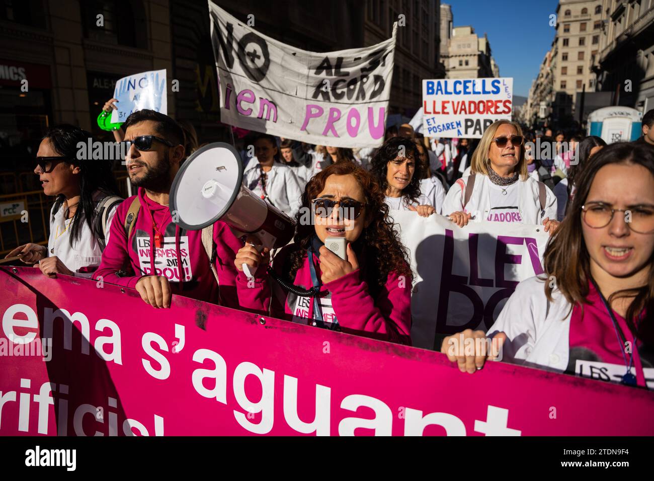 19. Dezember 2023, Barcelona, Spanien: Hunderte von streikenden katalanischen Gesundheitsfachleuten, darunter Krankenschwestern, Hebammen, Sozialarbeiter und Verwaltungstechniker, demonstrieren und setzen Zeichen gegen die Arbeitsbedingungen, und Manel Balcells, Gesundheitsminister. (Kreditbild: © Marc Asensio Clupes/ZUMA Press Wire) NUR REDAKTIONELLE VERWENDUNG! Nicht für kommerzielle ZWECKE! Stockfoto