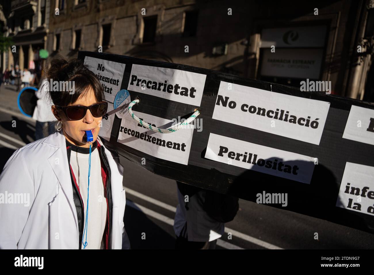 Barcelona, Barcelona, Spanien. Dezember 2023. Die Krankenschwestern tragen einen Pappsarg, der den Tod des katalanischen öffentlichen Systems während des unbegrenzten Streiks symbolisiert, um ihre Arbeitsbedingungen anzuprangern. (Kreditbild: © Marc Asensio Clupes/ZUMA Press Wire) NUR REDAKTIONELLE VERWENDUNG! Nicht für kommerzielle ZWECKE! Quelle: ZUMA Press, Inc./Alamy Live News Stockfoto