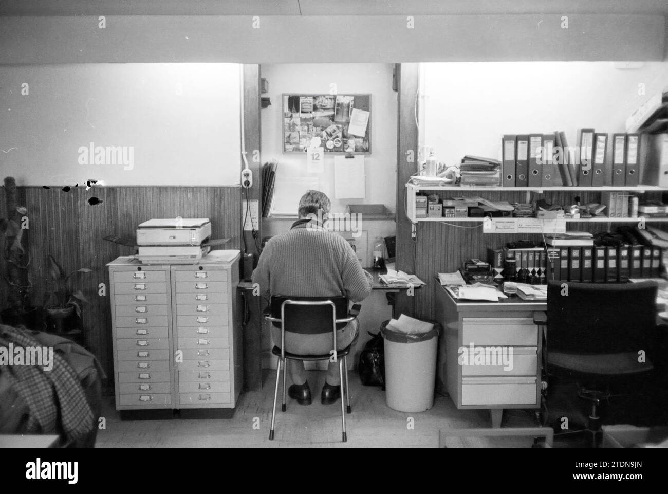 Presseagentur de Boer Büro und Angestellter, 10-04-1985, Whizgle News from the Past, maßgeschneidert für die Zukunft. Erkunden Sie historische Geschichten, das Image der niederländischen Agentur aus einer modernen Perspektive, die die Lücke zwischen den Ereignissen von gestern und den Erkenntnissen von morgen überbrückt. Eine zeitlose Reise, die die Geschichten prägt, die unsere Zukunft prägen Stockfoto