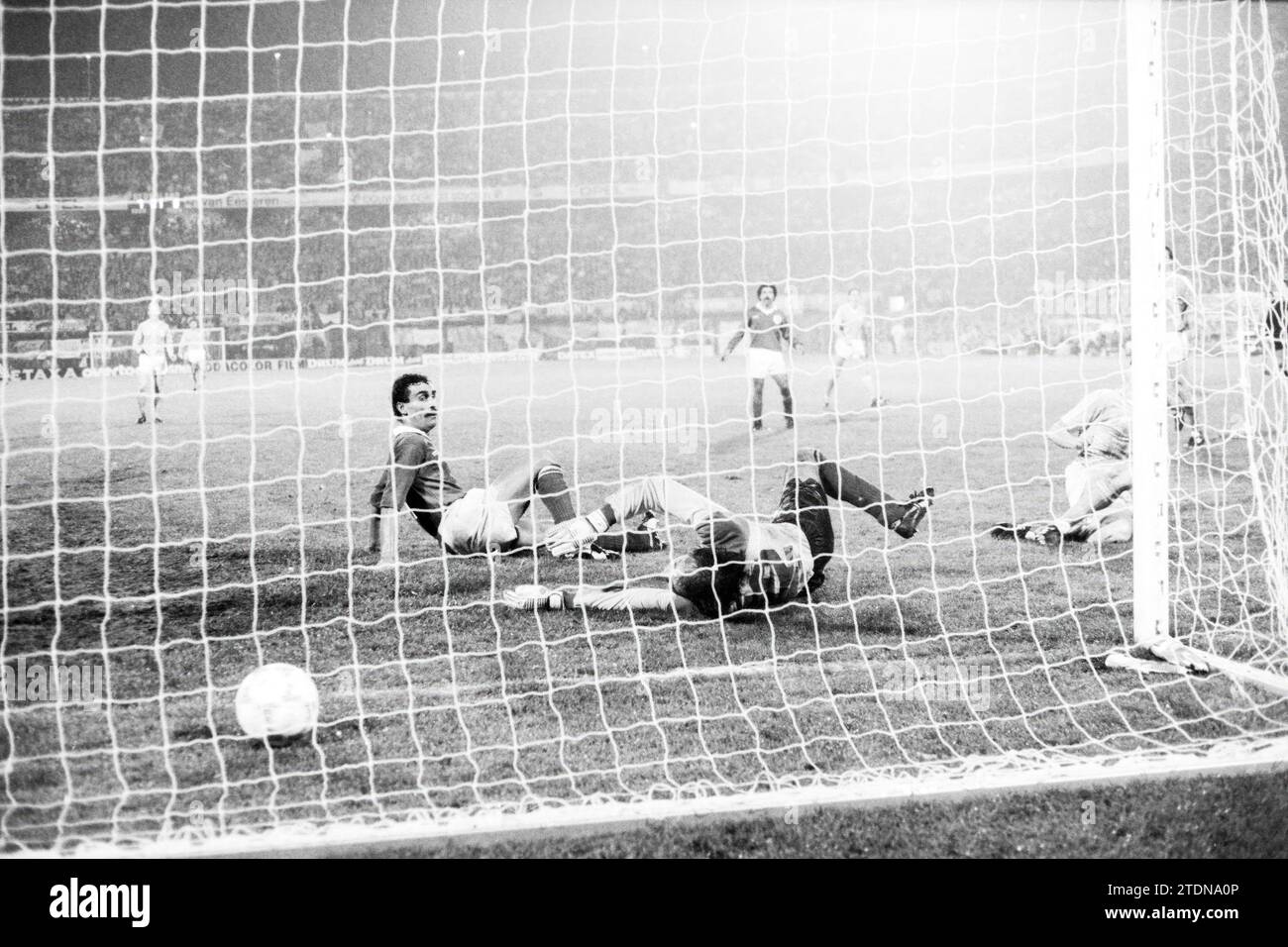 Fußballspiel Niederlande - Zypern 8 - 0, Rotterdam, Rotterdam, de Kuip, 28-10-1987, Whizgle News aus der Vergangenheit, zugeschnitten auf die Zukunft. Erkunden Sie historische Geschichten, das Image der niederländischen Agentur aus einer modernen Perspektive, die die Lücke zwischen den Ereignissen von gestern und den Erkenntnissen von morgen überbrückt. Eine zeitlose Reise, die die Geschichten prägt, die unsere Zukunft prägen Stockfoto