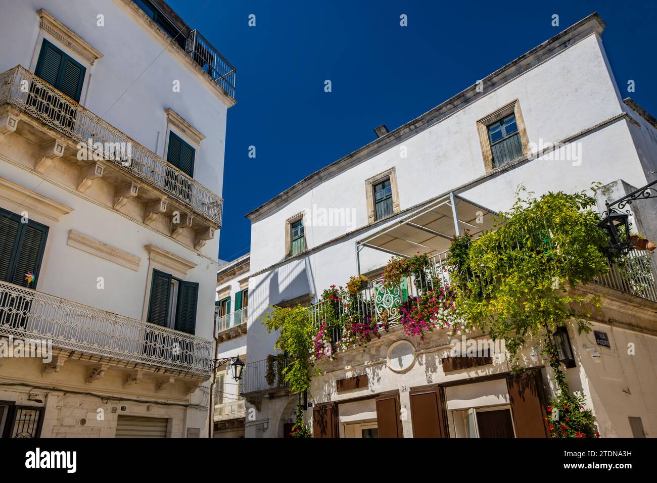 Martina Franca, Tarent, Apulien, Italien. Dorf mit barocker Architektur. Die engen Gassen der Stadt und die Gebäude mit ihrem charakteristischen b Stockfoto