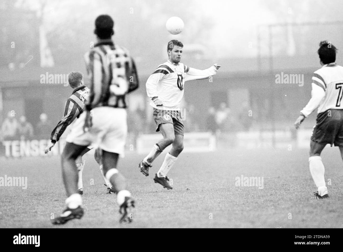 Fußball: Stormvogels - OSV, IJmuiden, IJmuiden, Niederlande, 01-11-1997, Whizgle News aus der Vergangenheit, zugeschnitten auf die Zukunft. Erkunden Sie historische Geschichten, das Image der niederländischen Agentur aus einer modernen Perspektive, die die Lücke zwischen den Ereignissen von gestern und den Erkenntnissen von morgen überbrückt. Eine zeitlose Reise, die die Geschichten prägt, die unsere Zukunft prägen Stockfoto