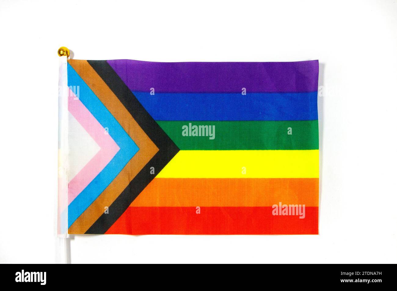 Progress Pride Flagge mit Regenbogenstreifen und einem eingeschlossenen Chevron mit zusätzlichen Farben auf weißem Hintergrund Stockfoto