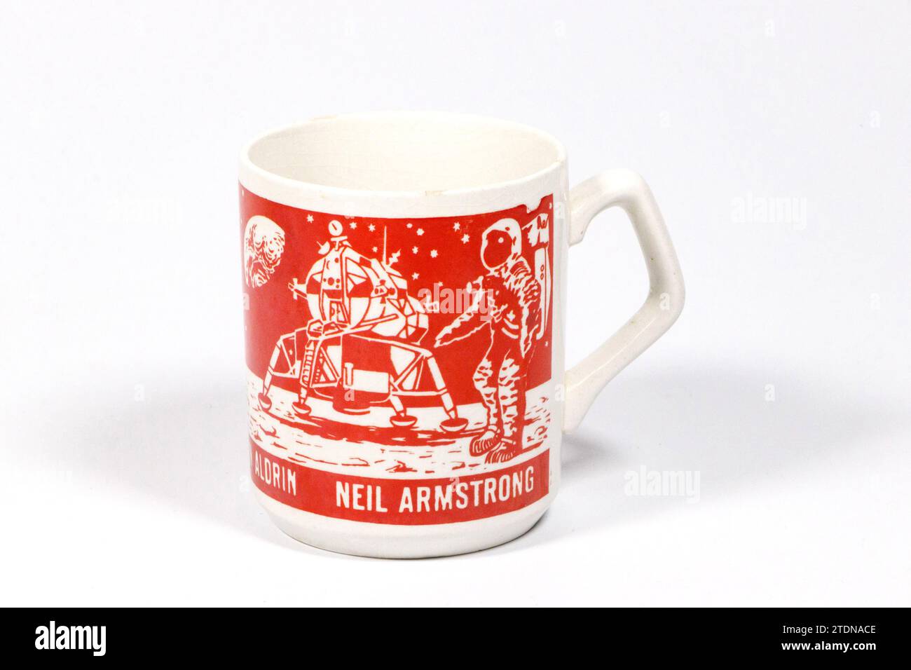 Vintage Keramik Gedenkkaffeetasse von 1969 Apollo 11 Mondlandung neil armstrong Illustration von LEM isoliert auf weißem Studiohintergrund Stockfoto