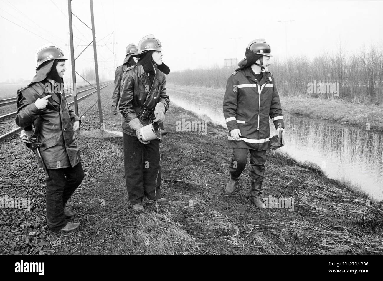 Feuer entlang der Bahnstrecke Haarlem - Amsterdam, Feuer, Feuerwehr, 14-04-1984, Whizgle News from the Past, zugeschnitten auf die Zukunft. Erkunden Sie historische Geschichten, das Image der niederländischen Agentur aus einer modernen Perspektive, die die Lücke zwischen den Ereignissen von gestern und den Erkenntnissen von morgen überbrückt. Eine zeitlose Reise, die die Geschichten prägt, die unsere Zukunft prägen Stockfoto