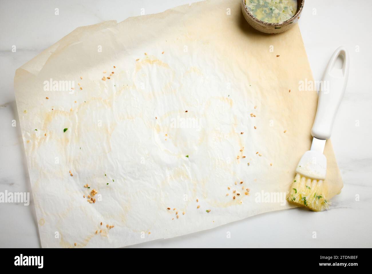 Leere gebrauchtes Backpapier nach dem Backen auf einem hellen Küchentisch, Draufsicht Stockfoto