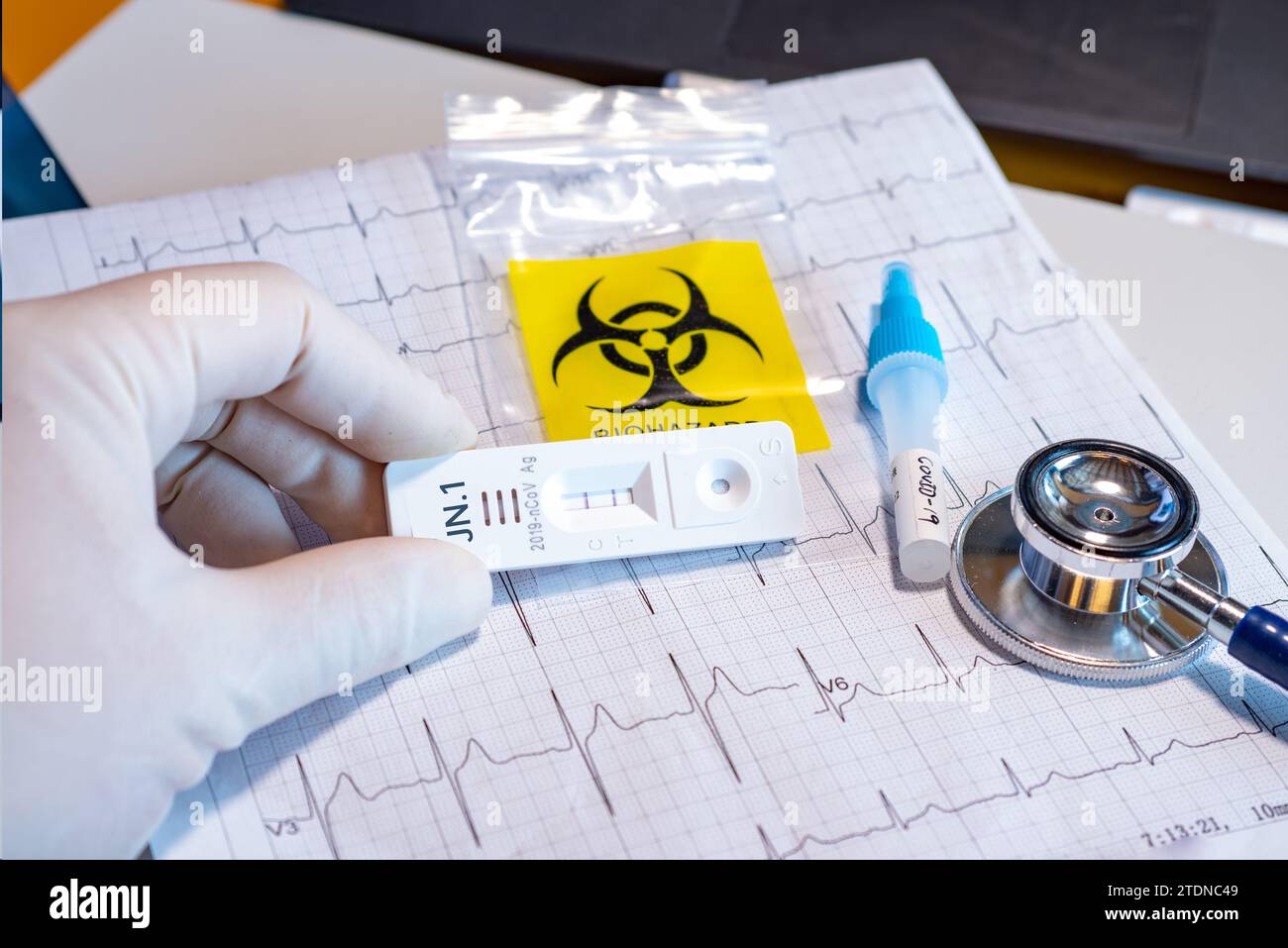 Hintergrund der SARS-CoV-2 Variante JN.1,medizinisches Gesundheitskonzept Stockfoto