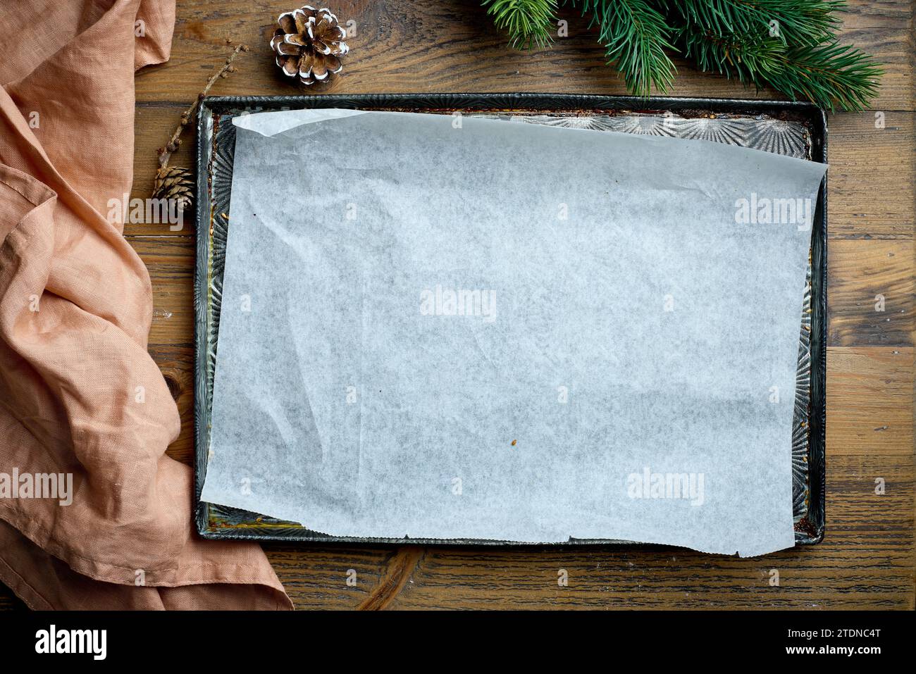 Leere Backform mit Papiertuch auf hölzernem Küchentisch, Draufsicht. Hintergrund zum Backen von Weihnachten Stockfoto