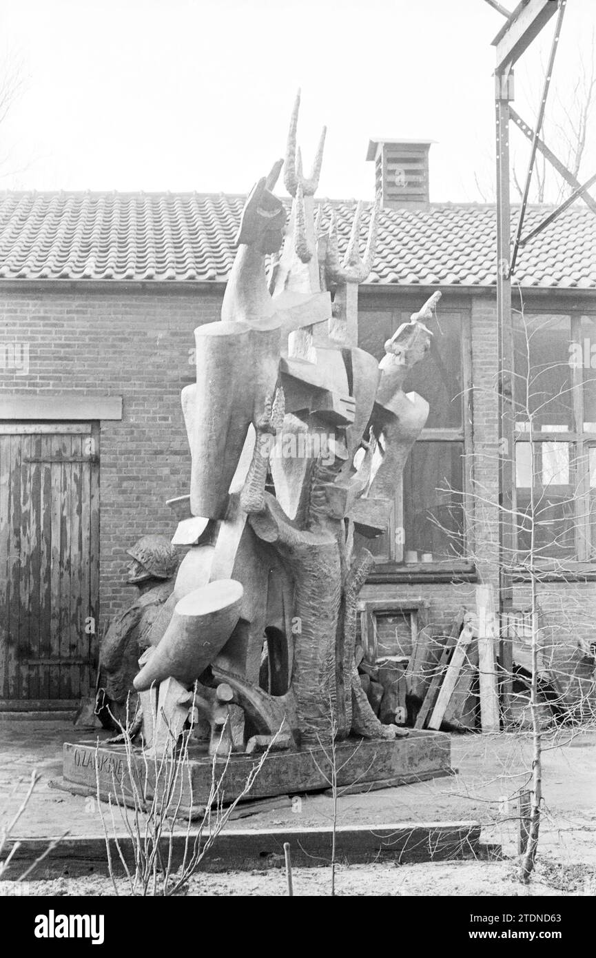 Bild von Ossip Zadkine: La forêt humaine (1960). Van leer Institut in Jerusalem, 29-03-1963, Whizgle News from the Past, Tailored for the Future. Erkunden Sie historische Geschichten, das Image der niederländischen Agentur aus einer modernen Perspektive, die die Lücke zwischen den Ereignissen von gestern und den Erkenntnissen von morgen überbrückt. Eine zeitlose Reise, die die Geschichten prägt, die unsere Zukunft prägen Stockfoto