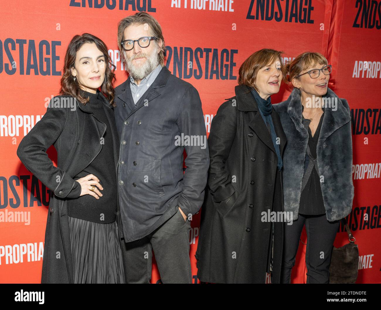 Annie Parisse (L) und Kate Whoriskey (2. Aus R) nehmen am 18. Dezember 2023 an der Broadway-Eröffnungsnacht von The Profected im Hayes Theater in New York Teil Stockfoto