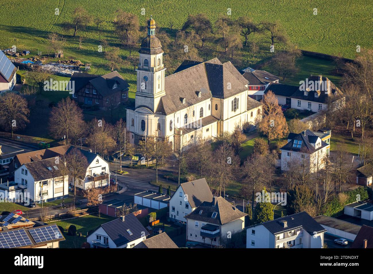 Aus der Vogelperspektive, katholische Kirche St.. Maria Magdalena, umgeben von herbstlichen Laubbäumen, Bruchhausen, Arnsberg, Sauerland, Nordrhein-Westfalen, Ge Stockfoto