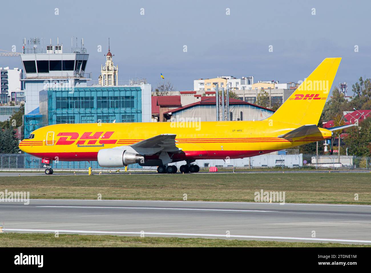Das DHL-Frachtflugzeug Boeing 767-200 fährt nach der Landung auf dem Flughafen Lemberg. Hochwertige Fotos Stockfoto